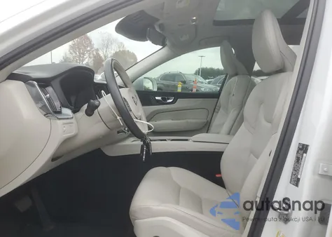 2020 Volvo Xc60 T5 Momentum z USA, uszkodzony, nr VIN YV4102DK3L1423582